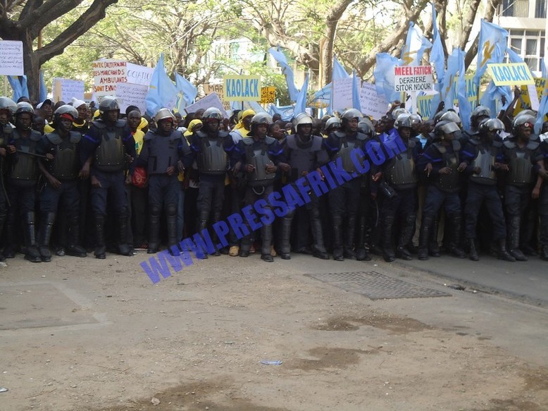 VIDEOS & Reportage Photos direct manifs 19 mars: Wade sans pitié pour les jeunes opposants arrêtés