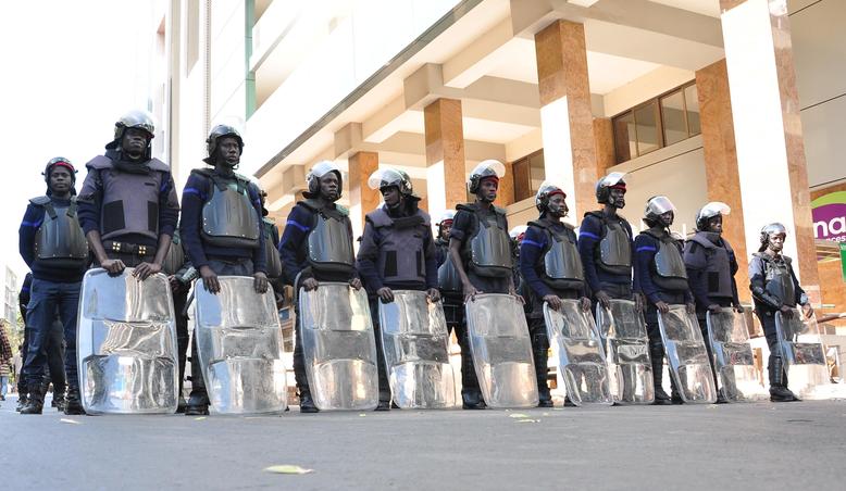 Marche interdite des militaires invalides: Un gendarme menace les manifestants en dégainant une arme