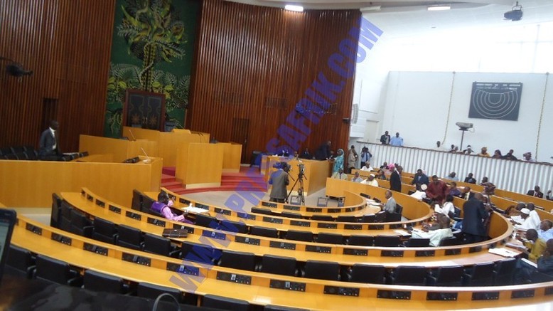 En direct de l'Assemblée nationale: climat très tendu à l'extérieur comme à l'intéreur