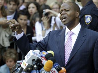 Maître Kenneth Thompson, l'avocat de Nafissatou Diallo, devant la Cour suprême de New York, le 1er juillet 2011. REUTERS