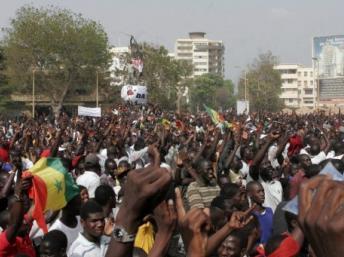 Les manifestations ont tourné à l'émeute à Dakar le 23 juin, après la présentation du projet de loi présenté par le président Wade permettant l'élection d'un «ticket présidentiel» avec seulement 25% des suffrages. AFP PHOTO / MOUSSA SOW