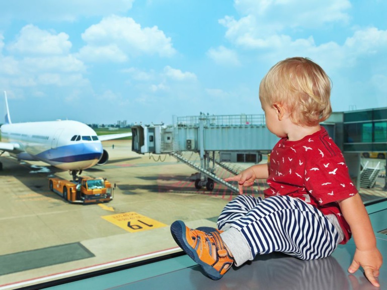 Insolite ou insouciance ? une mère oublie son enfant à l’aéroport…