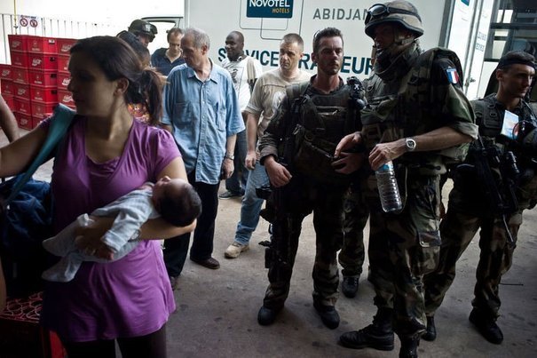 Evacuation du personnel des ambassades des pays occidentaux à Abidjan lors de la crise ivoirienne (Photo archives