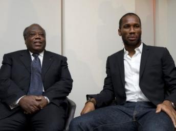 Charles Konan Banny, patron de la Cdvr et le footballeur Didier Drogba, à Londres, le 20 septembre 2011. Carl Court / AFP