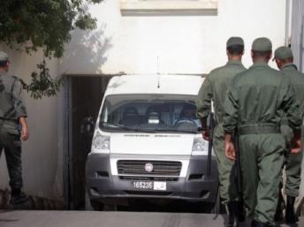 La camionnette transportant les suspects de l’attentat de Marrakech arrive au tribunal de Salè, à Rabat, le 18 août 2011. AFP