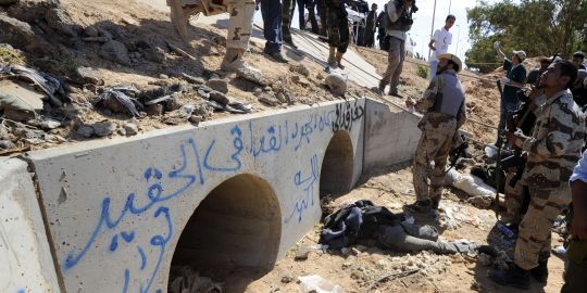 Les tuyaux de drainage dans lesquels Mouammar Kadhafi a été capturé jeudi 20 octobre.AFP/PHILIPPE DESMAZES