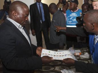 Le président sortant Joseph Kabila dans son bureau de vote à Kinshasa, le 28 novembre 2011. REUTERS/Finbarr O'Reilly