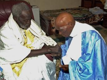 Le président sénégalais Abdoulaye Wade avec le khalife général des mourides, la plus haute autorité de la confrérie à Touba en mars 2007. AFP PHOTO/HO