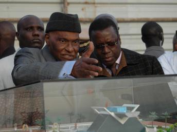 Le président sénégalais Abdoulaye Wade avec son architecte conseil Pierre Goudiaby devant la maquette du projet de mémorial du Joola. RFI/Laurent Correau