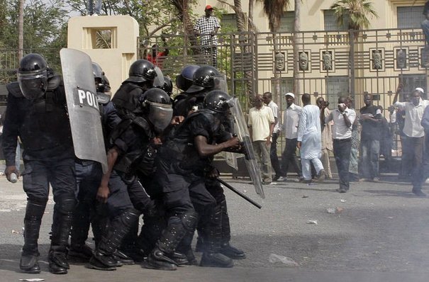 Saint-Louis : un policier grièvement blessé lors d’une manifestation