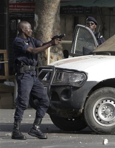 VIDEO ET PHOTOS Le policier blessé qui perd son sang froid et sort son arme pour tirer