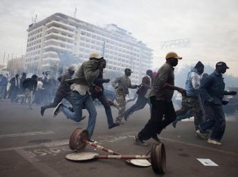 C'est une grenade lacrymogène lancée à l'intérieur d'une mosquée tidjane à Dakar vendredi 17 février qui a attisé la colère des habitants de Tiwawan REUTERS/Joe Penney