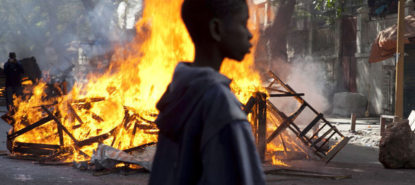 La tension est très vive au Sénégal à six jours de l'élection présidentielle de dimanche et, depuis près d'une semaine des violences ont lieu dans le centre de Dakar entre les forces de l'ordre et des opposants, essentiellement des jeunes, qui tentent de participer à des manifestations interdites.