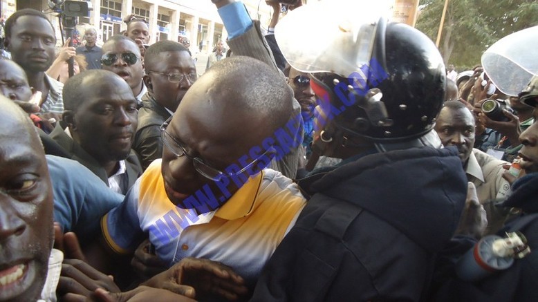 VIDEOS & PHOTOS Cheikh Bamba Dièye contourne l'armada policière et marche sur la place "interdite"