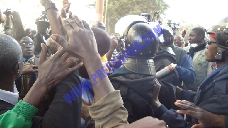 VIDEOS & PHOTOS Cheikh Bamba Dièye contourne l'armada policière et marche sur la place "interdite"