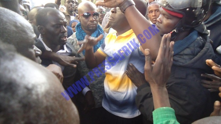 VIDEOS & PHOTOS Cheikh Bamba Dièye contourne l'armada policière et marche sur la place "interdite"