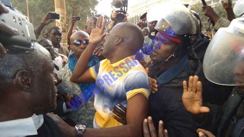 VIDEOS & PHOTOS Cheikh Bamba Dièye contourne l'armada policière et marche sur la place "interdite"