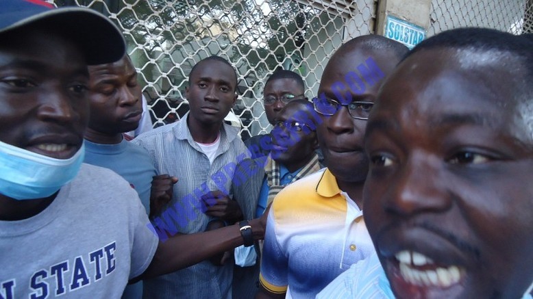 VIDEOS & PHOTOS Cheikh Bamba Dièye contourne l'armada policière et marche sur la place "interdite"