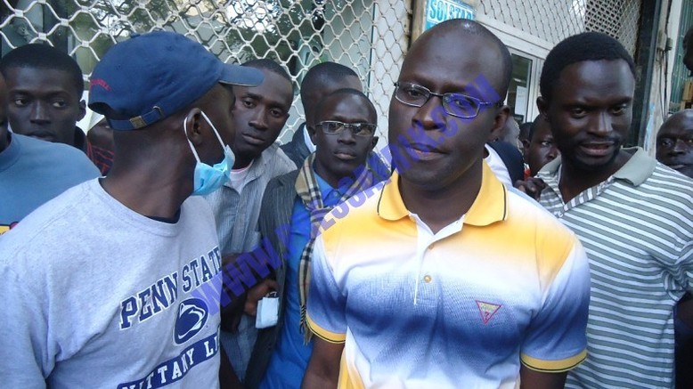 VIDEOS & PHOTOS Cheikh Bamba Dièye contourne l'armada policière et marche sur la place "interdite"