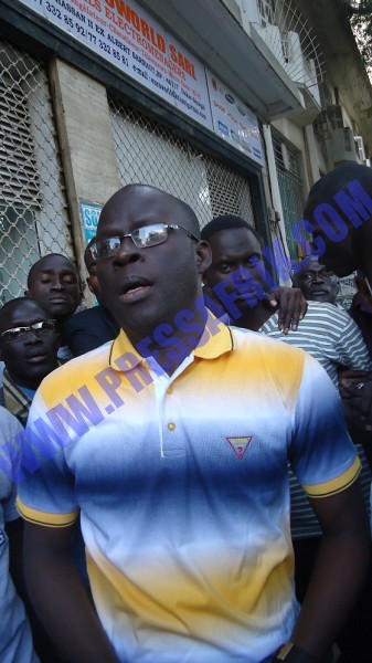 VIDEOS & PHOTOS Cheikh Bamba Dièye contourne l'armada policière et marche sur la place "interdite"