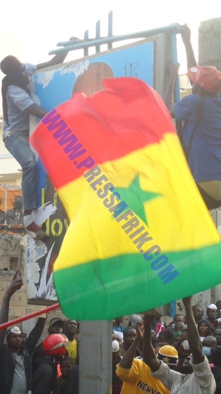 VIDEO & PHOTOS les jeunes manifestants s'acharnent sur une affiche du candidat Wade