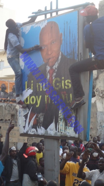 VIDEO & PHOTOS les jeunes manifestants s'acharnent sur une affiche du candidat Wade