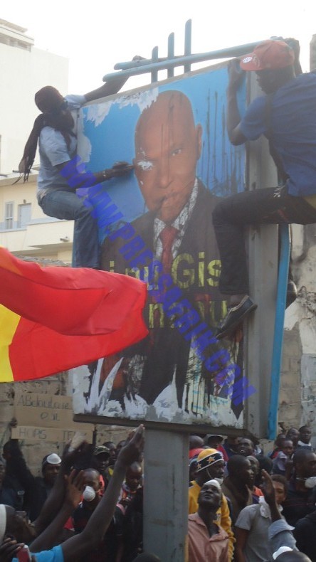 VIDEO & PHOTOS les jeunes manifestants s'acharnent sur une affiche du candidat Wade