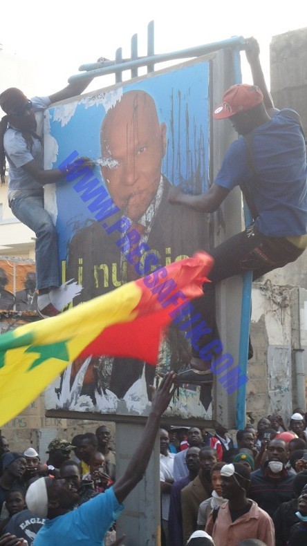 VIDEO & PHOTOS les jeunes manifestants s'acharnent sur une affiche du candidat Wade