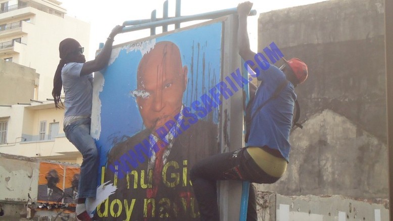 VIDEO & PHOTOS les jeunes manifestants s'acharnent sur une affiche du candidat Wade