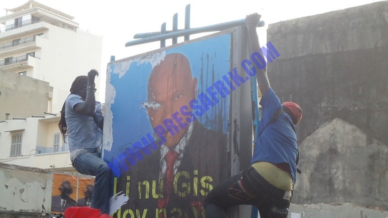 VIDEO & PHOTOS les jeunes manifestants s'acharnent sur une affiche du candidat Wade