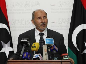 Le président du CNT, Moustapha Abdeljalil, lors d'une conférence de presse, le 6 mars à Tripoli. REUTERS/Ismail Zetouny