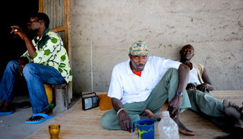 César et son fidèle bras droit, Rambo autour d’une bouteille d’alcool de palme (Source: Jeune Afrique)