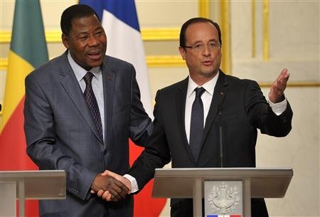 François Hollande, qui a reçu mardi à l'Elysée avec son homologue béninois, Yayi Boni, qui préside actuellement l'Union africaine, a exhorté l'UA et la Communauté économique des Etats d'Afrique de l'Ouest (Cédéao) à demander une réunion du Conseil de sécurité de l'Onu sur la situation au Mali et au Sahel. /Photo prise le 29 mai 2012/REUTERS/Philippe Wojazer