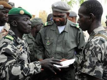 Les mutins du camp militaire de Kati, le 22 mars 2012, autour du capitaine Sanogo, à gauche. AFP/Habibou Kouyaté