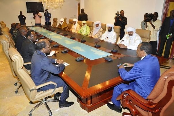 Le président burkinabè Blaise Compaoré (D) en discussion avec la délégation d'Ansar Dine, ce lundi 18 juin 2012 à Ouagadougou. AFP PHOTO/AHMED OUABA