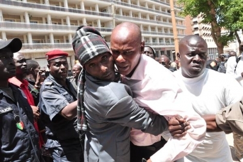 Siège APR de Pikine vandalisé: Des jeunes non identifiés s’attaquent à Macky Sall