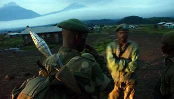 Soldats de l'armée régulière congolaise à Kibumba, près de la frontière rwandaise. © AFP