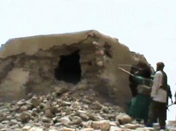 Des militants islamistes en train de détruire une mosquée ancienne classée par l'Unesco patrimoine de l'humanité, à Tombouctou, dimanche 1er juillet 2012. AFP