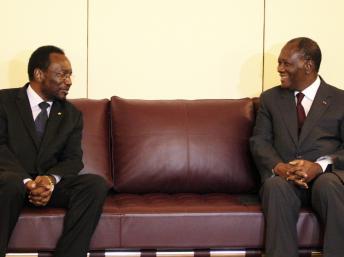 Dioncounda Traoré (G) et Alassane Ouattara à Abidjan, le 16 mai 2012. REUTERS/Luc Gnago