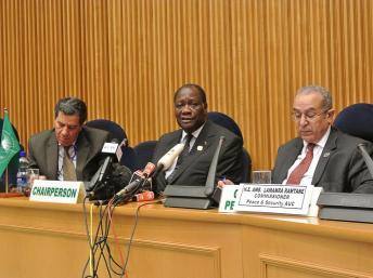 Le président ivoirien Alassane Ouattara entouré de Nourredine Mezni, porte-parole de l'UA (g) et Ramtane Lamamra, commissaire à la paix et à la sécurité de l'Union africaine, à Addis Abeba, le 14 juillet 2012. Photo AFP/ Jenny Vaughan