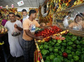 En ce premier jour de ramadan, les hommes font le marché au souk de Tripoli.