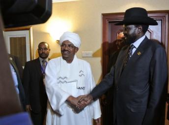 La poignée de main de la semaine dernière entre Omar el-Béchir et Salva Kiir n'a pas réussi à appaiser les tensions. Photo AFP/Jenny Vaughan