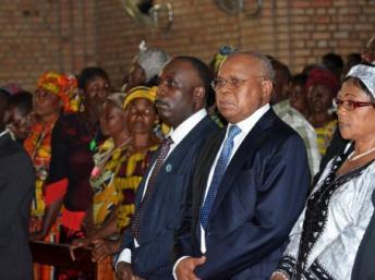 Eugène Diomi Ndongala (à gauche) aux côtés du leader du principal parti d'opposition Etienne Tshisekedi, le 22 juin 2012, quelques jours avant sa disparition. AFP PHOTO / JUNIOR DIDI KANNAH