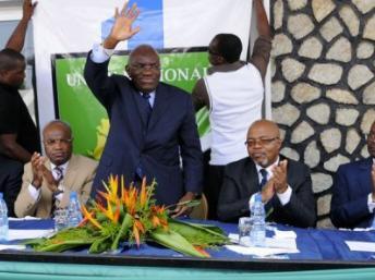 L'ancien Premier ministre Jean Eyeghe Ndong (G), Zacharie Myboto (C) et Andre Mba Obame (D) le 10 février 2010 à Libreville. AFP