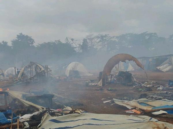 Tentes calcinées et débris fumants, voilà ce qui reste du camp de déplacés de Nahibly, le 20 juillet 2012. Reuters