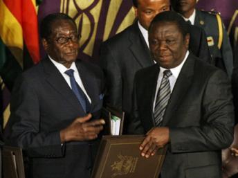 Robert Mugabe (g), et Morgan Tsvangirai (d), ici à Harare en 2008.