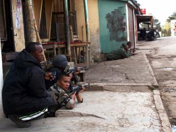 Des soldats loyalistes en faction près du camp des mutins, près de l'aéroport d'Antanarivo, le 22 juillet 2012.