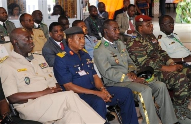 Des chefs d'état-major d'Afrique de l'Ouest se sont réunis mercredi à Abidjan pour préparer l'envoi d'une force régionale au Mali, afin d'aider l'armée malienne à reconquérir le Nord contrôlé par des islamistes armés