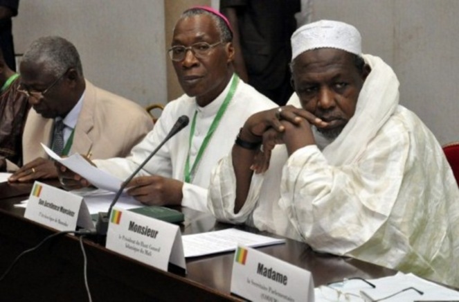 Mahmoud Dicko (à droite) au côté de l'archevêque de Bamako Jean Zerbo, en avril 2012 à Ouagadougou.