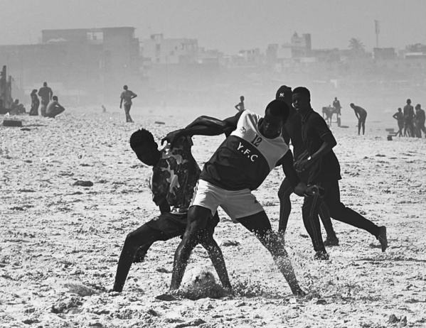 Non respect du couvre-feu à Yoff : des jeunes continuent toujours jouer au football dans la plage